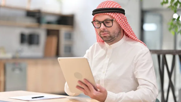 Tablet Bilgisayar kullanan genç bir Arap. — Stok fotoğraf