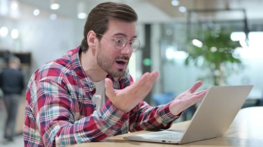 Kayıp ve Genç Adam Cafe 'de dizüstü bilgisayardaki hatalara tepki veriyor. 