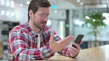 Kafe 'de Çevrimiçi Kayıp' a Tepkili Genç Adam