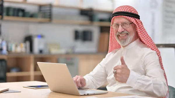 Diz üstü bilgisayarı olan, saygıdeğer, yaşlı Arap iş adamı — Stok fotoğraf
