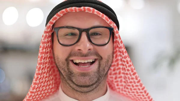 Gros plan de l'homme d'affaires arabe souriant à la caméra — Photo