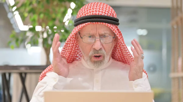 Gros plan du vieil homme d'affaires arabe réagissant à la perte sur ordinateur portable — Photo