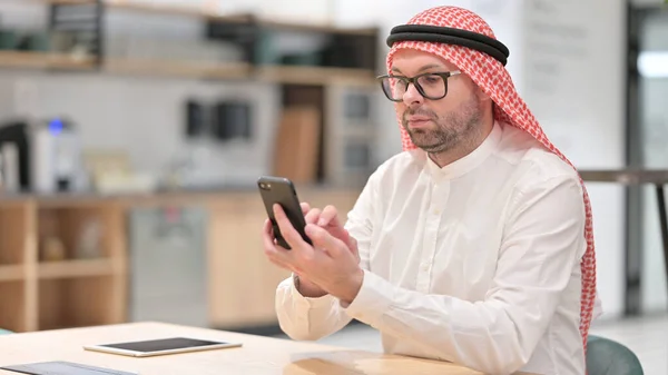 Młody Arab Man Przeglądanie Internetu na smartfonie, Wiadomości — Zdjęcie stockowe