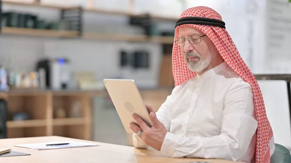 Tablet kullanan yaşlı bir Arap İşadamı — Stok fotoğraf