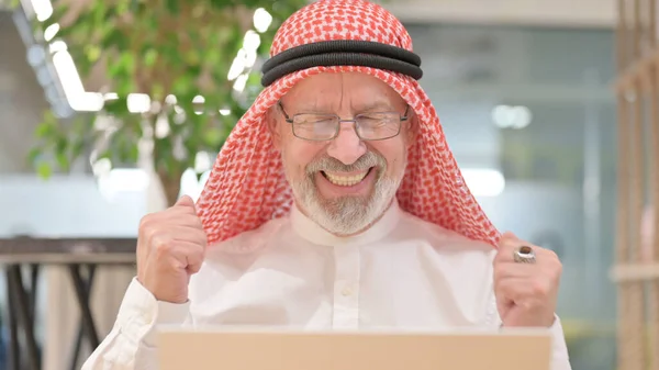Gros plan de vieil homme d'affaires arabe ayant du succès sur ordinateur portable — Photo