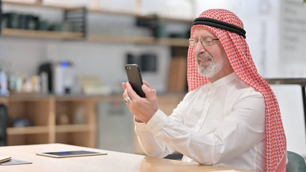 Eski Arap İşadamı İnternet 'i Smartphone' da tarıyor — Stok fotoğraf