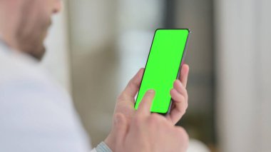 Krom Ekran ile Akıllı Telefon kullanan Doktor