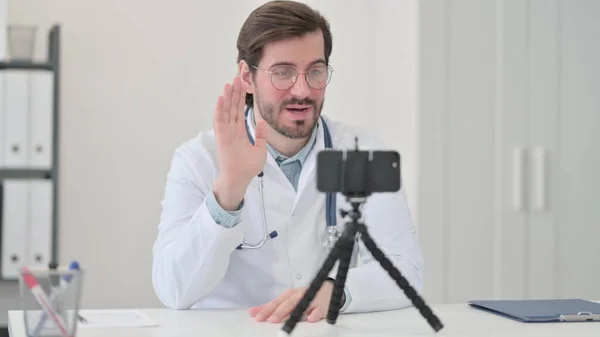 Unga doktorn spelar in video på smartphone — Stockfoto