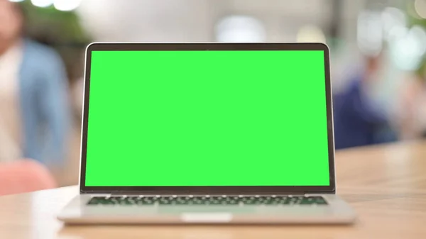 Ordenador portátil con pantalla de croma en la oficina —  Fotos de Stock