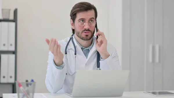 Joven Doctor con Portátil Hablando por Teléfono —  Fotos de Stock