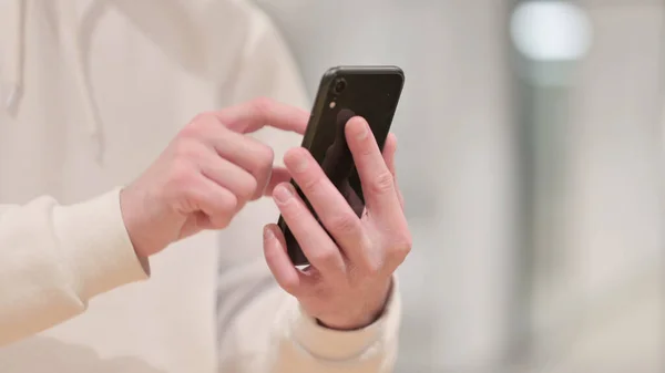 Close up of Hand using Smartphone — Stock Photo, Image