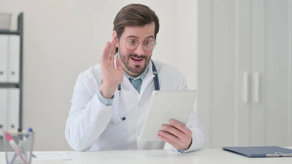 Video chiamata on-line su tablet da parte del giovane medico — Foto Stock