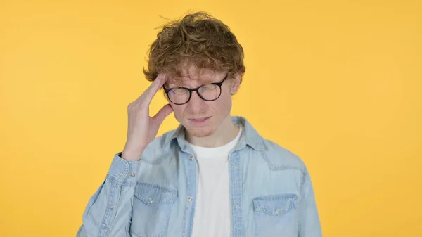 Rotschopf junger Mann mit Kopfschmerzen auf gelbem Hintergrund — Stockfoto