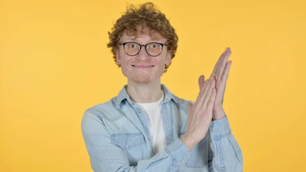 Clapping Redhead Young Man Clapping, Applauding on Yellow Background — Stock Photo, Image
