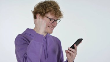 Beyaz Arkaplanda Kızıl Saçlı Genç Adam 'dan Akıllı Telefon' da Başarı