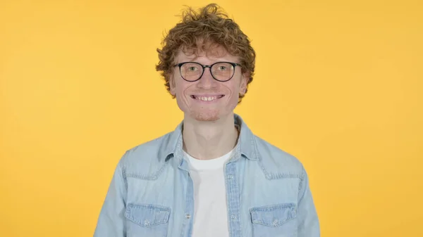 Sorrindo Ruiva Jovem no fundo amarelo — Fotografia de Stock