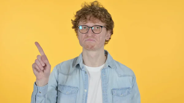 Rödhårig ung man inget tecken av Finger på gul bakgrund — Stockfoto