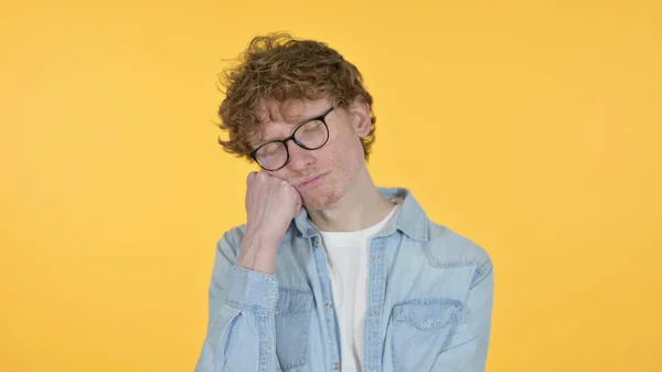 Sleeping Redhead Mladý muž s šlofíkem na žlutém pozadí — Stock fotografie