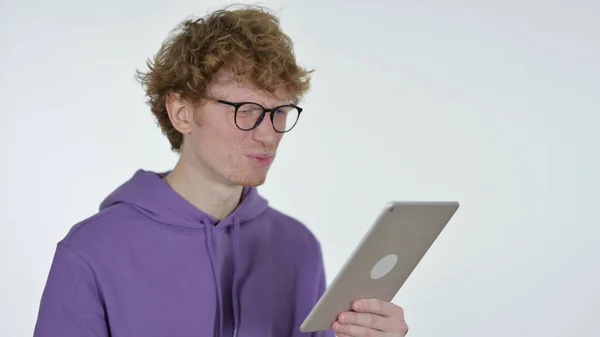 Fracaso en la tableta de Redhead Young Man sobre fondo blanco —  Fotos de Stock