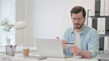 Genç Adam tarafından Bilgisayarda Çevrimiçi Ödeme Başarısızlığı