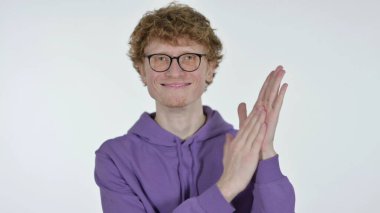 Beyaz Arkaplanda Kızıl Saçlı Genç Adam alkışlıyor