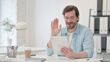 İşteki Genç Adam 'ın Tablet' te Görüntü Çağrısı