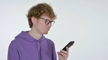 Beyaz Arkaplanda Kızıl Saçlı Genç Adam 'dan Akıllı Telefonda Başarısızlık