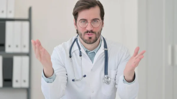 Portrait de jeune docteur parlant sur appel vidéo — Photo