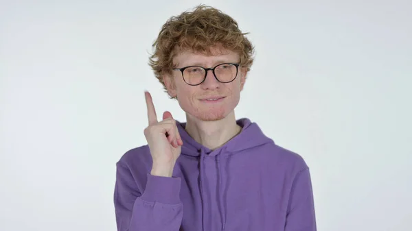 Pensive rousse jeune homme ont une nouvelle idée sur fond blanc — Photo