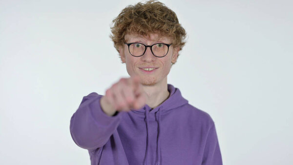 Рыжий молодой человек указывает и приглашает на белом фоне