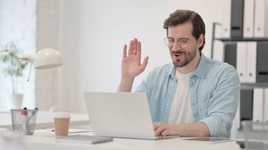 Videodaki Genç Adam Laptop 'tan arıyor.