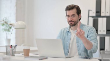 İşteki Genç Adam 'dan Parmak İle Hareket Yok