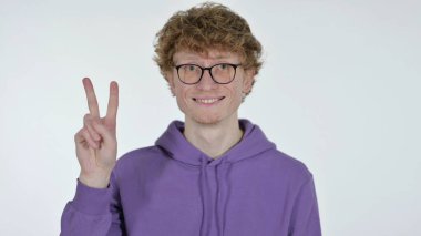 Kızıl Saçlı Genç Adam 'dan Zafer İşareti