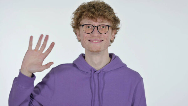 Приветствую рыжеволосого молодого человека, машущего на белом фоне