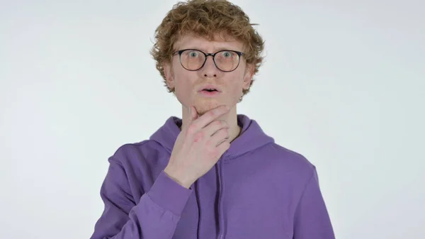 Jeune homme rousse avec expression choquée sur fond blanc — Photo