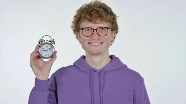 Sourire rousse jeune homme tenant horloge sur fond blanc — Photo