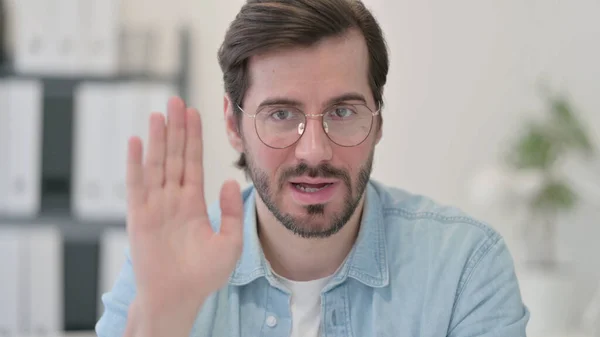 Jovem Fazendo Vídeo Chat no Trabalho — Fotografia de Stock