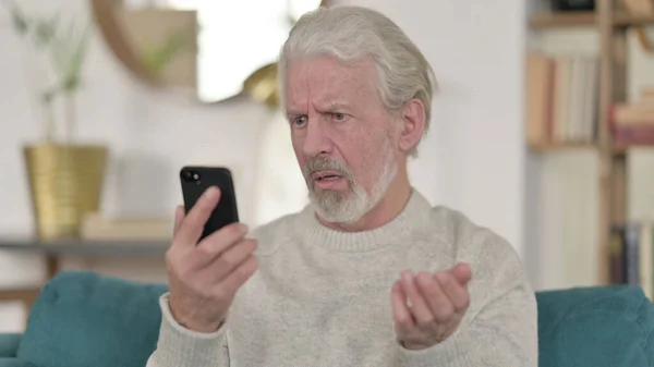 Senior Old Man Loss on Smartphone — Stock Photo, Image