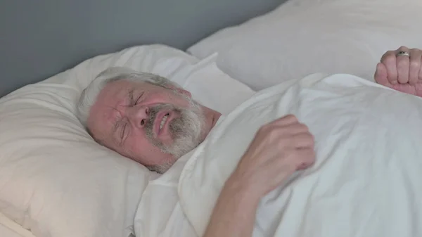 Inquieto anciano mayor tratando de dormir en la cama —  Fotos de Stock