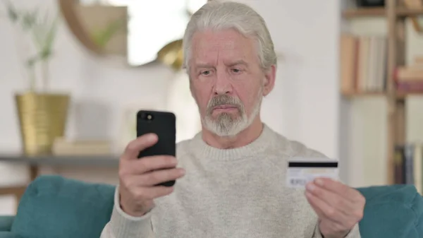 Alter Mann kauft zu Hause online ein — Stockfoto