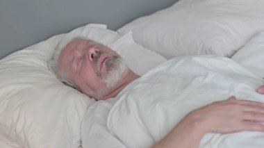 Huzurlu Yaşlı Adam Yatakta Uyuyor