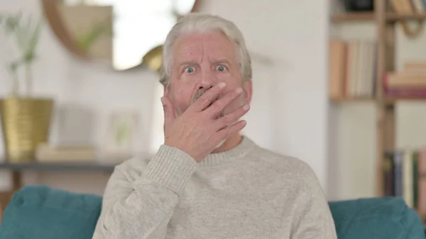 Senior oude man voelt zich geschokt thuis — Stockfoto