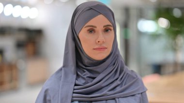 Arap Kadın Portresi Sallanan Kafadan İşaret Yok, Onaylamıyorum