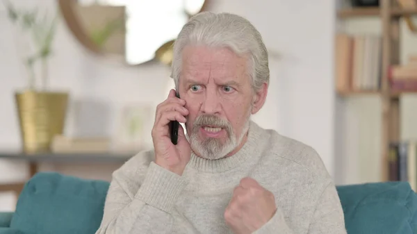 Senior oude man boos op Smartphone thuis — Stockfoto
