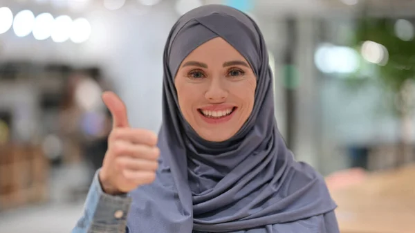 Portrait of Positive Arab Woman with Thumbs Up Sign — Stock Photo, Image