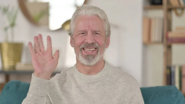 Online-Videoanruf eines älteren Mannes zu Hause — Stockfoto