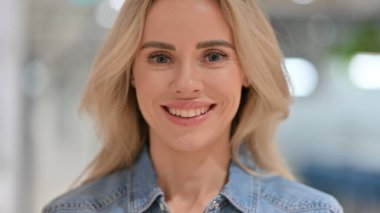 Yaklaş, Neşeli Genç Kadın Kameraya Gülümseyen