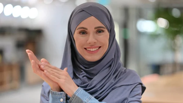 Portrait of Appreciative Arab Woman Clapping, Cheering — Stock Photo, Image