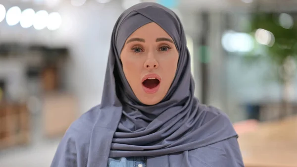 Portrait of Disappointed Arab Woman Reacting to Loss — Stock Photo, Image