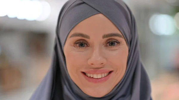 Nahaufnahme, Gesicht einer jungen Frau, die in die Kamera lächelt — Stockfoto